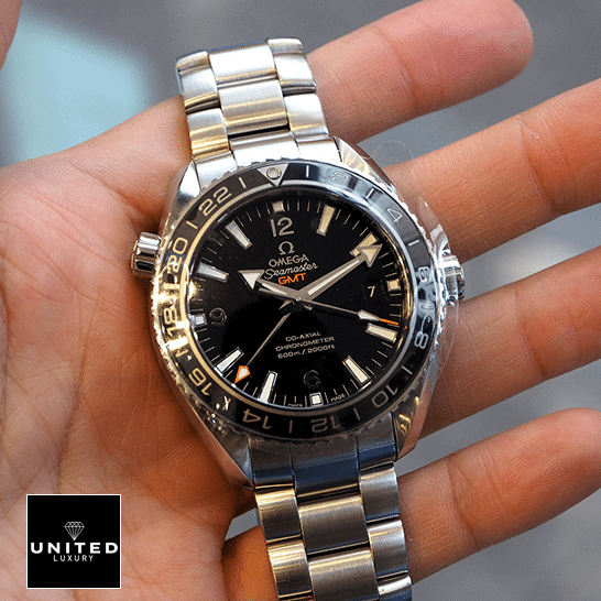Omega Seamaster Planet Ocean Co-Axial 232.30.44.22.01.001 Omega Seamaster 232.30.44.22.01.001 GMT Black Bezel Replica on the hand
