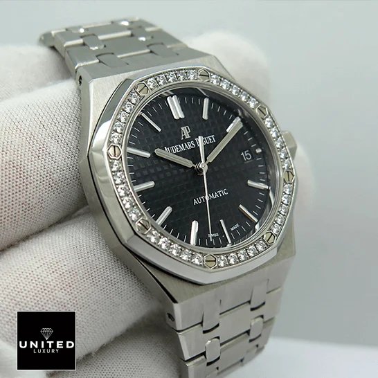 Audemars Piguet Royal Oak 15451ST Audemars Piguet Diamond Bezel Black Background Replica on the hand