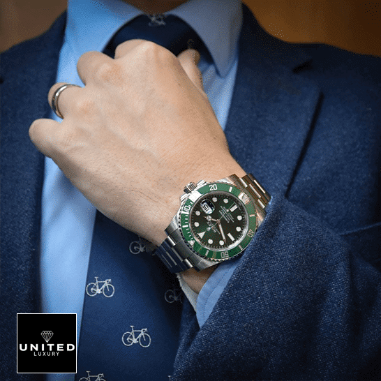 Rolex Submariner Date 116610LV Rolex Submariner Hulk 116610LV Green Bezel Replica on his arm