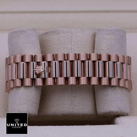 Rolex Day-Date 228235 Rolex Day-Date 228235 Replica Rose Gold Bracelet on the Rolex logo