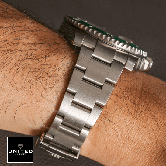 Rolex Submariner Date 116610LV Rolex Submariner Hulk 116610LV S.Steel Oyster Bracelet Replica on his arm
