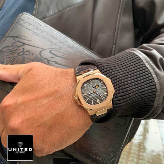 Patek Philippe Nautilus 5712R-001 Patek Philippe Nautilus Gold Case Leather Bracelet Replica on the man wrist