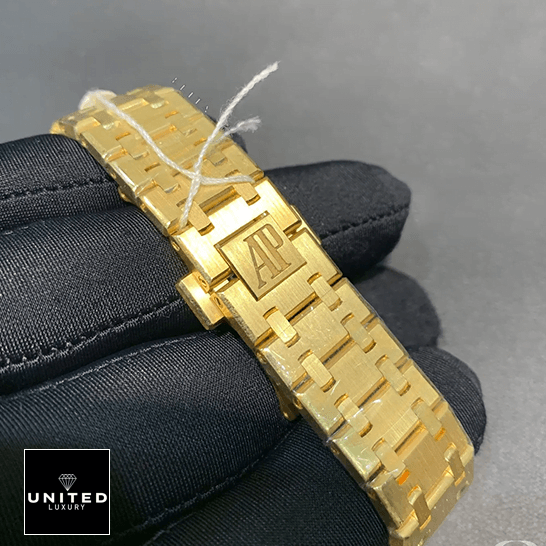 Audemars Piguet Royal Oak 67651BA.ZZ.1261BA.01 Audemars Piguet Yellow Gold Replica stainless steel bracelet on the hand