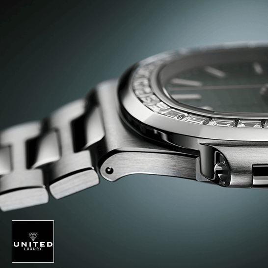 Patek Philippe Nautilus 5711/1300A-001 Patek Philippe Stainless Steel Bracelet Replcia side view green background
