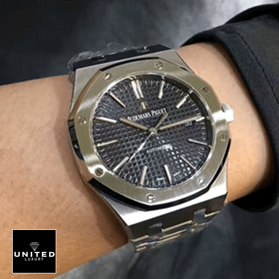 Audemars Piguet Royal Oak 15400ST.OO.1220ST.04 Deluxe Replica Edition Audemars Piguet 15400ST.OO_.1220ST.04 Selfwinding Gray Replica on the man wristh