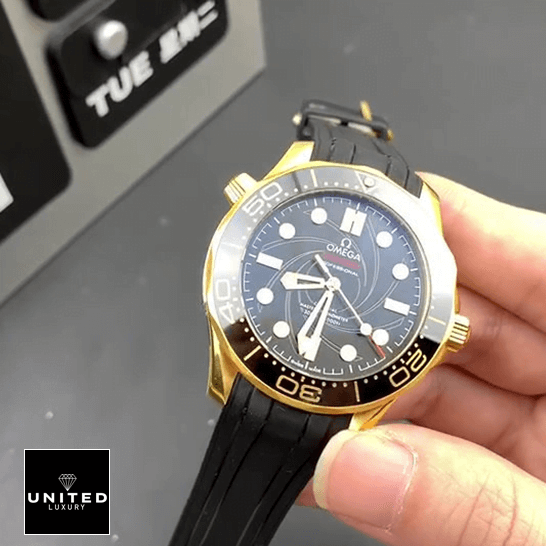 Omega Seamaster Diver 210.30.42.20.01.001 Omega Seamaster Diver 300m Gold Case Black Bezel Replica on the hand