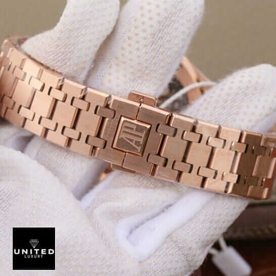 Audemars Piguet Royal Oak 15407ST.OO.1220ST.01 Audemars Piguet Rose Gold Bracelet Replica on the white glove hand