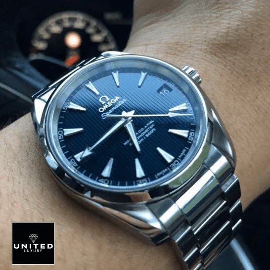 Omega Seamaster 231.10.39.21.03.002 Omega Seamaster Blue Dial 150m 231.10.39.21.03.002 Replica on the man wrist