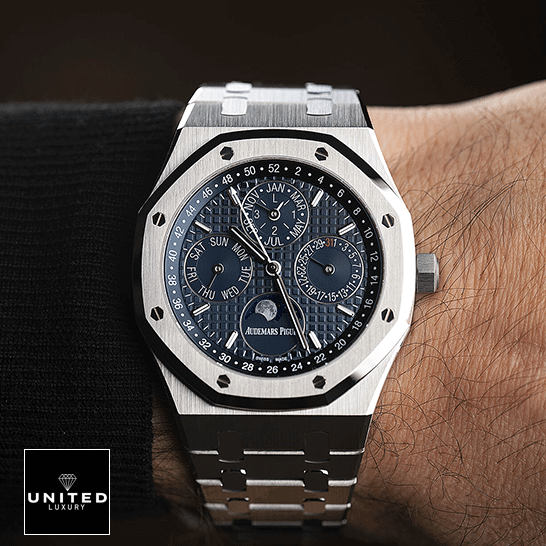 Audemars Piguet Royal Oak Offshore 26574ST.OO.1220ST.02 Audemars Piguet Royal Oak Blue Dial Replica on the man wrist