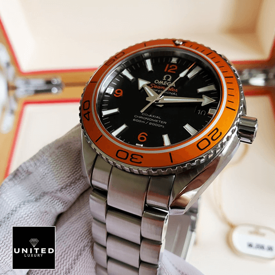 Omega Seamaster Diver Steel 210.30.42.20.06.001 Exclusive Clone Edition omega seamaster planet ocean 232.30.42.21.01.002 replica side Omega Turuncu Bezel Siyah Kadran Replika Ƨelik bilezik kutuda