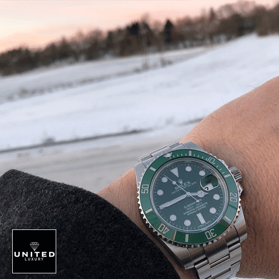 Rolex Submariner Date 116610LV Rolex Submariner Hulk 116610LV Green Bezel S.Steel Oyster Replica on his arm