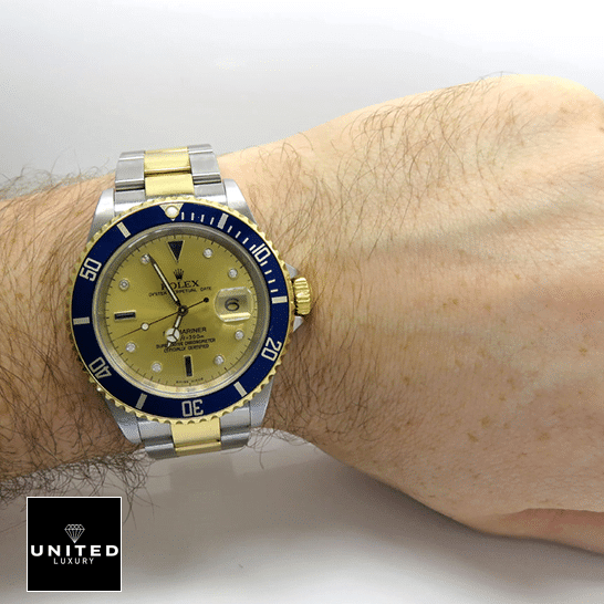 Rolex Submariner 16613 Rolex Submariner 16613 Yellow Gold Dial Blue Bezel Replica on his arm