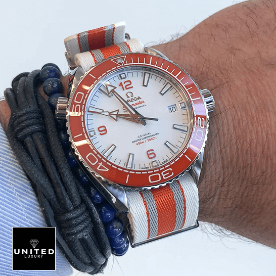 Omega Seamaster Planet Ocean 215.32.44.21.04.001 Omega Seamaster Orange 215.32.44.21.04.001 Replica next to the bracelet