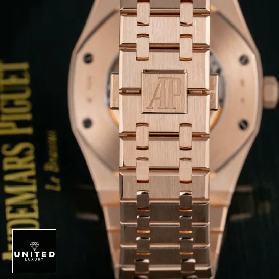 Audemars Piguet Royal Oak 15400OR.OO.1220OR.02 High-End Replica 1:1 audemarspiguet royaloak 15400OR.OO .1220OR.02 replica bracelet Audemars Piguet 15400 Stainless Steel Gold Bracelet on the ap box